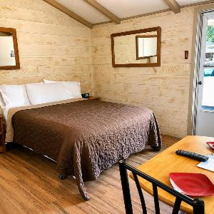Room 18-1 Queen Suite-Woodland Motor Lodge