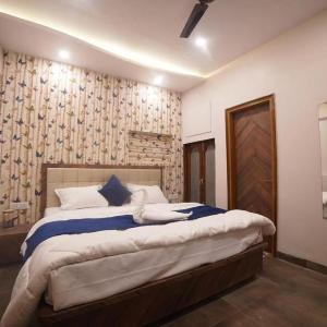 Hotel Char Dham Palace Near Kashi VishwanathTemple