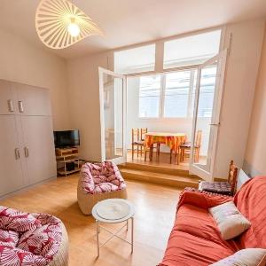 Centrally located apartment 50m from the beach