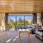 Grand Thorn Retreat with Spa pool