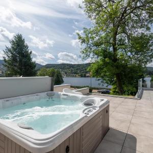 Maison Calypso Luxury Lakefront Villa with Hot Tub & Sauna