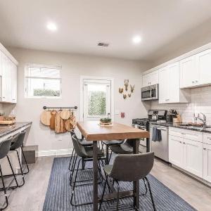 Comfy 4Bed 5Bath Duplex w 2 Car Parking and Roofdeck