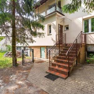 Przestronny Apartament dla 8 osób w Spokojnej Okolicy by Noclegi Renters