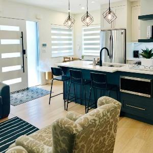 Modern 2BD-2BA Sofa Bed Townhouse Near Airport