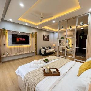 Cozy Luxury Studio Couple getaway & staycation City Views
