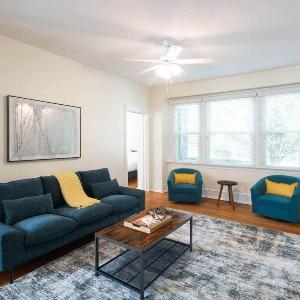 Cool “Blue” 2-bdrm Apt in Suburbs w/Free Parking