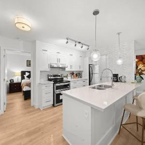 Cozy 2BR-2BA with Sofa Bed-Walk to Rogers & BC Pl
