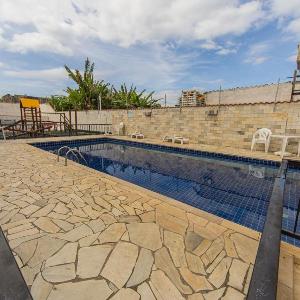 Apto com Piscina e Vaga a 750m da Praia da Enseada