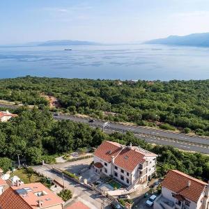 Apartments with parking space Rijeka - 27249