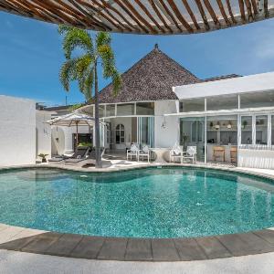 Weiss Berawa - Chic 3BR Villa with Pool 5 Minutes to Berawa Beach