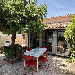 Pavillon avec grande terrasse climatisation et piscine collective GN100-010