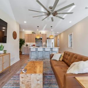 Phoenix Hill Full Duplex 4BR & 2 Kitchens for 8