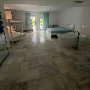 Casa en Marbella para 6 con playa y 2 piscinas