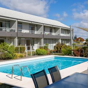 Lakeside Gem - Your Modern Retreat