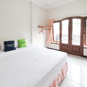 Urbanview Hotel Grand Palem near Alun Alun Batu