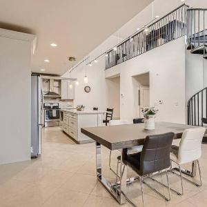 Luxury Loft I Skyline Views in RiNO