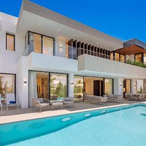 VACATION MARBELLA I Villa The Address Brand-New Villa Private Turquoise Pool 6BDR Prime Golf Valley Location Minutes from Puerto Banus Luxury Interiors Private GYM Lounge Bar