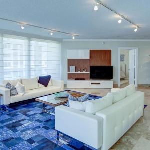 Three Bedroom Condo with Marina Views and Private Balcony