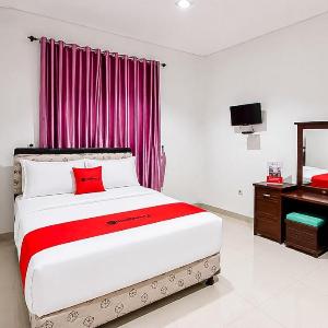 RedDoorz @ Residence Bintaro