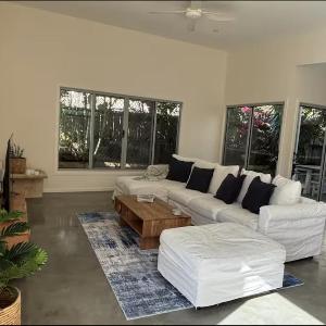Beachside home 3 bed 2 bath Burleigh