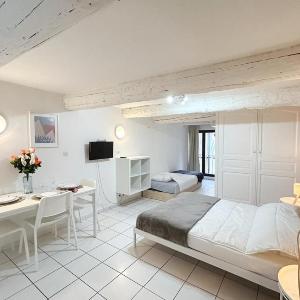 Studio near the port and shops