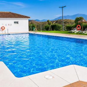 Elevated Hillside Apartment Close To Duquesa Marina