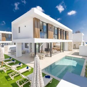 New 4 bedroom villa with pool 100 Meters from the beach