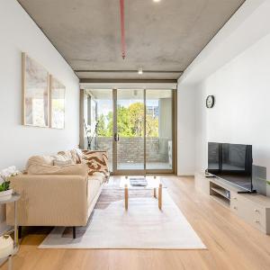 Woden Retreat near Hospital Pool Gym n Parking