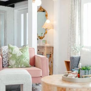 Downtown Chic Retreat Historic Apt at Jones St