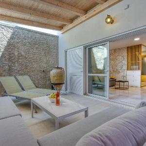 Bougainvillea Old Town Apartment /w Terrace - Happy Rentals