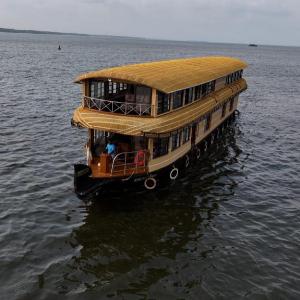 GoldRiver Sunwaves Houseboat