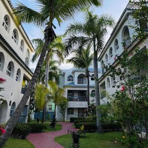 Second Floor Condo - Walk to Beach