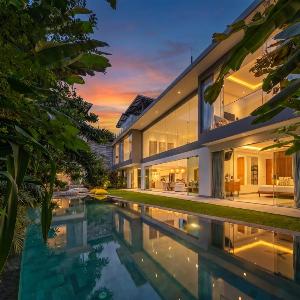 The Jendela House - Luxury 5BR Canggu Villa with Sauna Jacuzzi and Rooftop