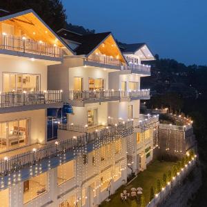 StayVista at Gazania Villa with Outdoor Pool Bonfire