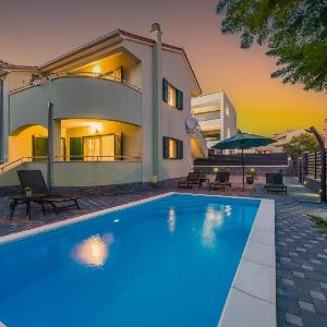 S Villa with Pool Jacuzzi & Gym
