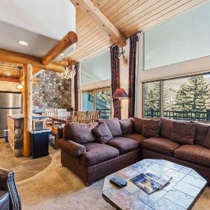Lionshead Living Steps from Gondola Pool