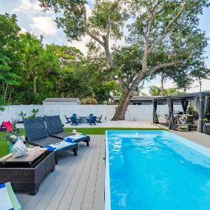Charlotte Ave Coastal Retreat Private Pool Fire Pit & Backyard Lounge
