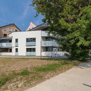 Klimatyzowany Apartament z Balkonem Miejscem do Pracy i Parkingiem by Renters Prestige