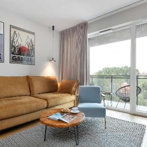 Designerski Apartament z Balkonem i Parkingiem Blisko Centrum by Renters Premium