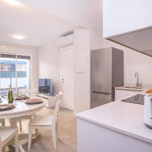 Modern 2BR Apartment Walk to Beach & Old Town