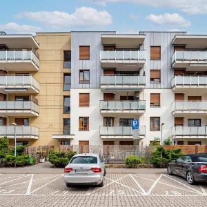 Spacious Apartment with a Balcony and Parking by Noclegi Renters