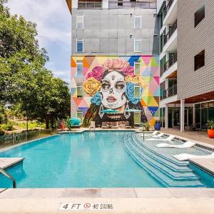 Chic Riverwalk Facing Condo Pool View Free Parking Pets Welcome