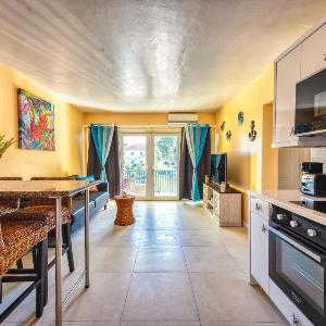 Cozy and Charming Apartment - 5 min walk to beach and town