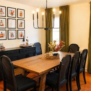 Group-friendly Beechmont retreat with backyard