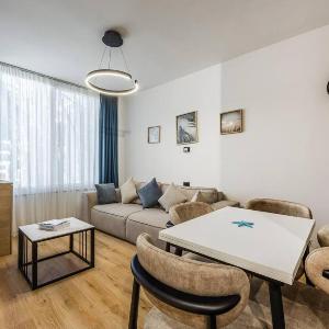 Sunny Shore Apartment Beach Walk by PikHost