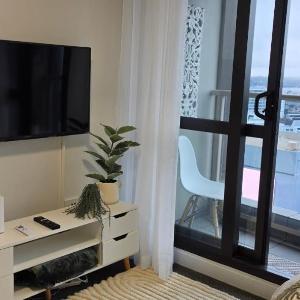 Immaculate 2BDR Central City Chic Apartment