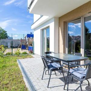 Brązowy Apartament z Ogródkiem Blisko Plaży i Parku Wodnego by Noclegi Renters