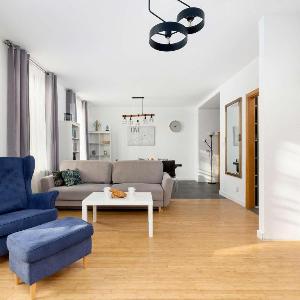 Unique Two Bedroom Apartment Perfect for Remote Work by Noclegi Renters