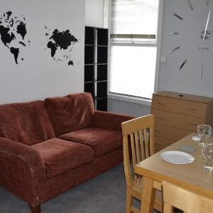 Large 4-Bed House with Hot Tub and Free Parking