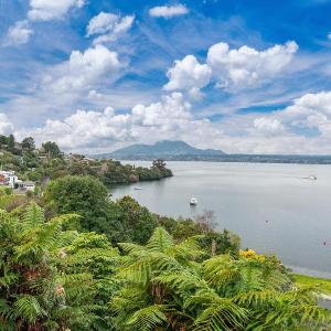 Lakeside Lookout - Acacia Bay Holiday Home